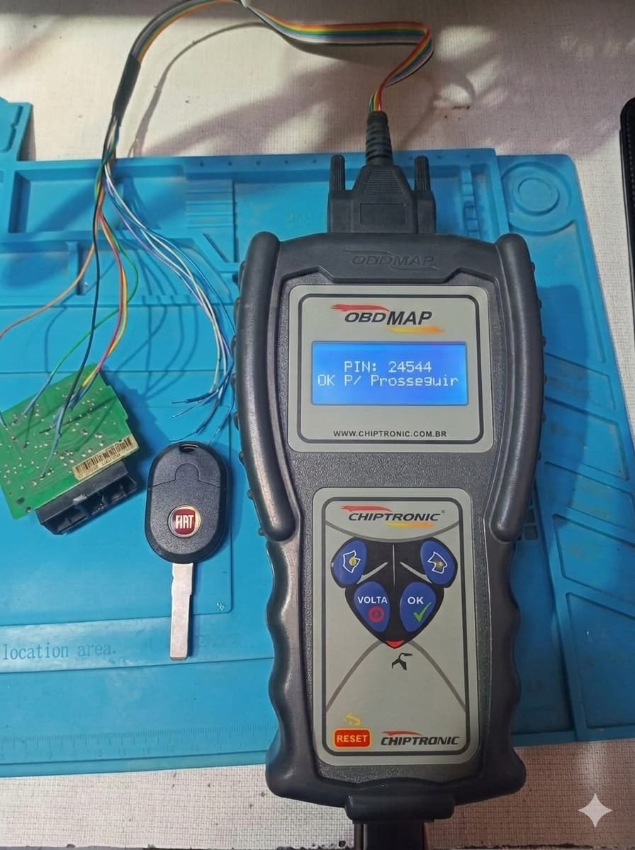 Equipamento de programação de chaves codificadas ao lado de chave automotiva