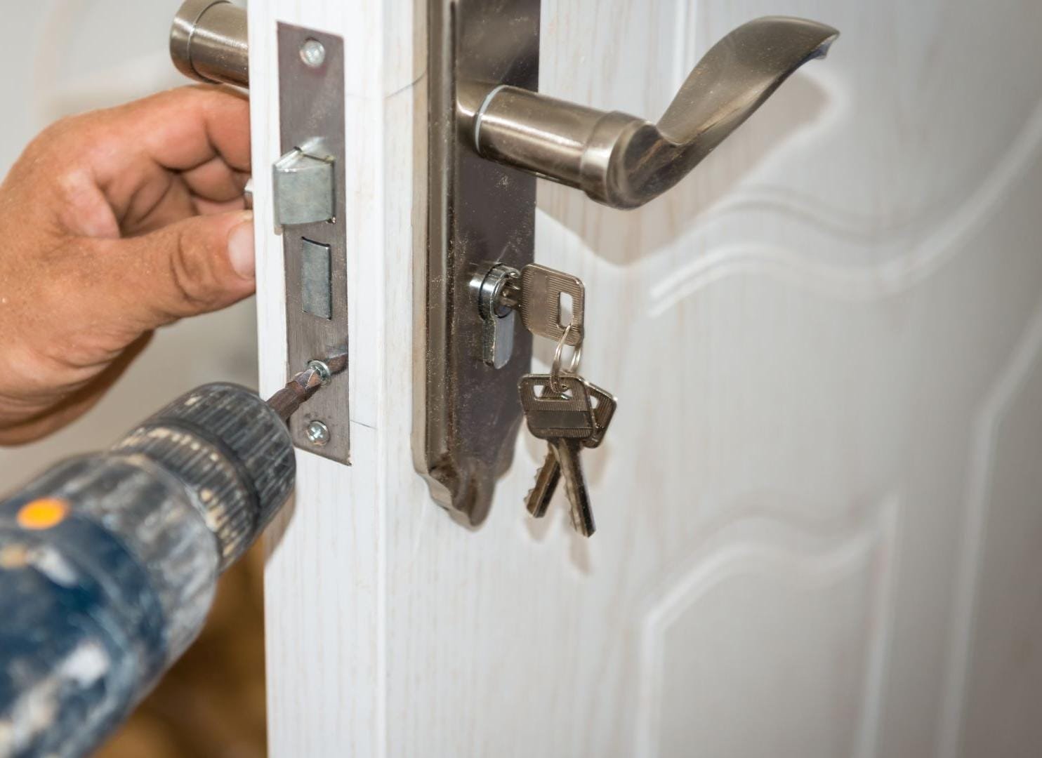 Instalação de fechadura em porta residencial